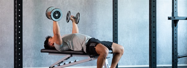 Flyes ksipainoilla (dumbbell flyes)