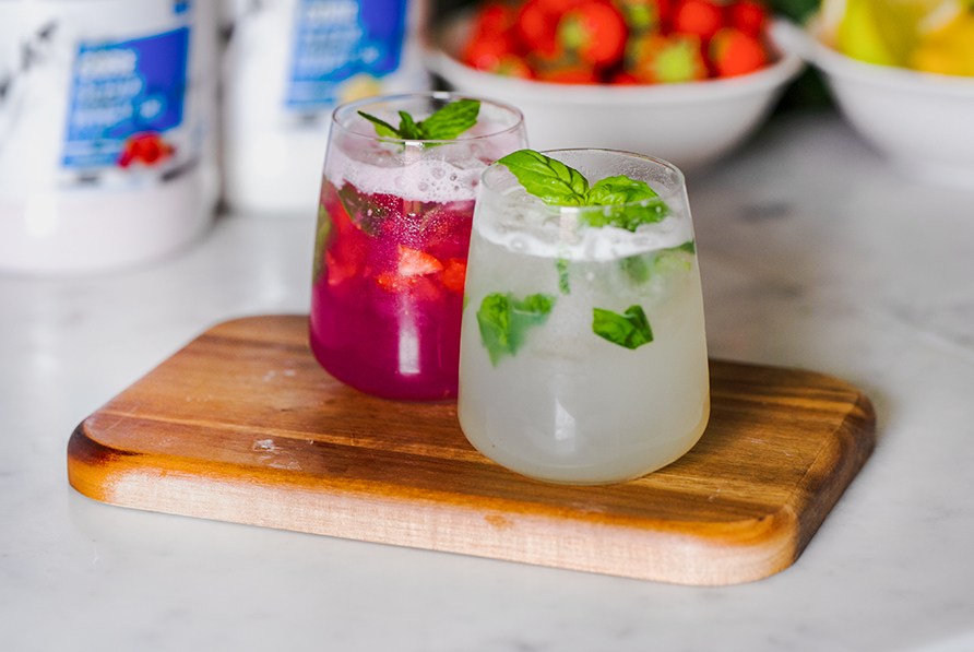 Kaksi Clear Whey mocktailia tarjottimella, koristeltu mintunlehdill.