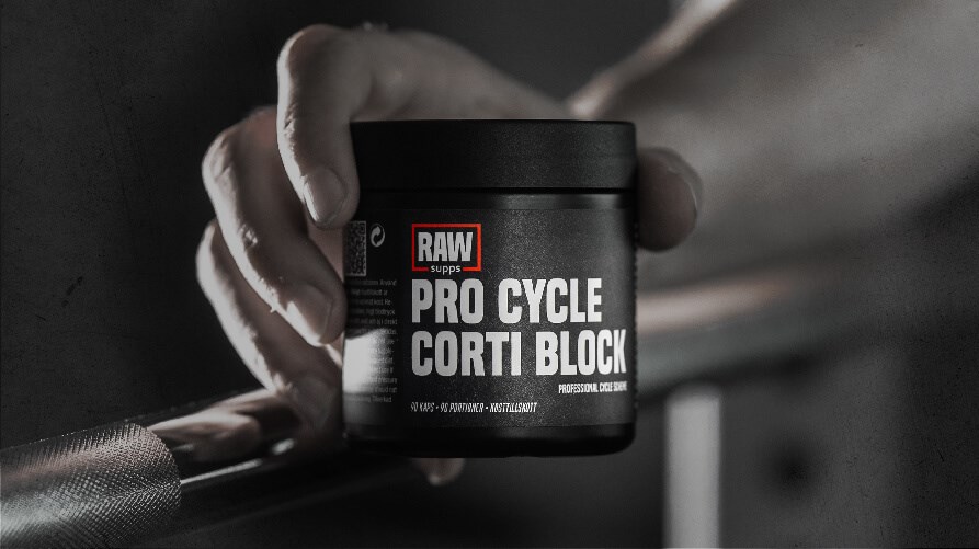 K�si pitelee RAW Corti Block -purkkia tangon p��ll�.