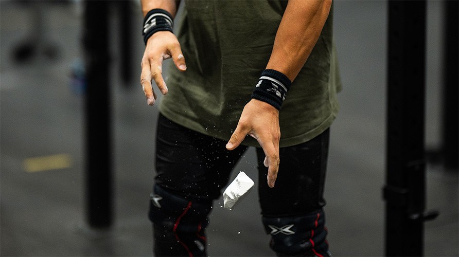 Kaksi k�tt�, jotka ovat juuri ottaneet magnesiumia.