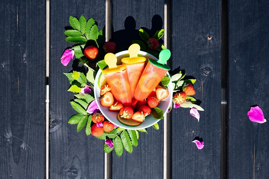 EAA-mehuj�it� ja mansikoita kulhossa.