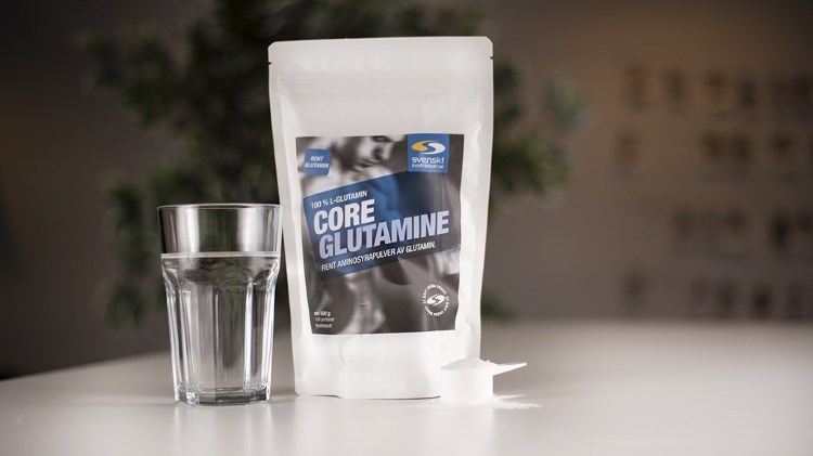 Pussi Core Glutaminea pydll lasillisen veden kanssa. 
