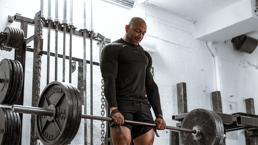 Mies tekee maastavetoa.