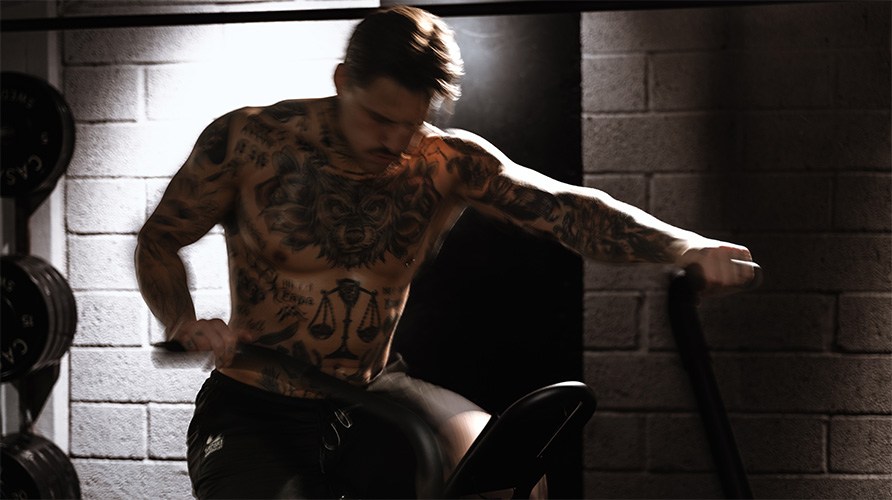 Mies harjoittelee assault-pyrll.