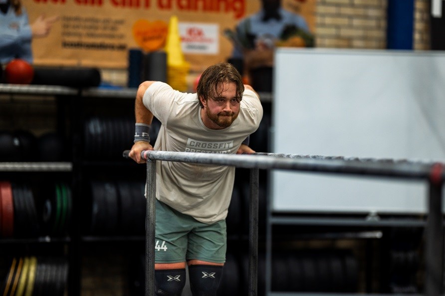 Mies treenaa nojapuilla. Mies treenaa nojapuilla.