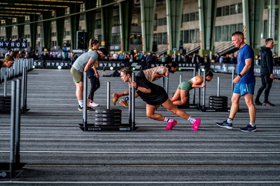 Nainen tynt kelkkaa.