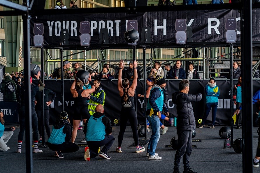 Hyrox-kilpailu, jossa osallistujat tekevt wall balleja.