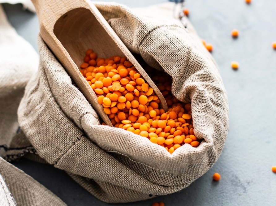 Punaisia linssejä kangaskorissa. Punaisia linssejä kangaskorissa.