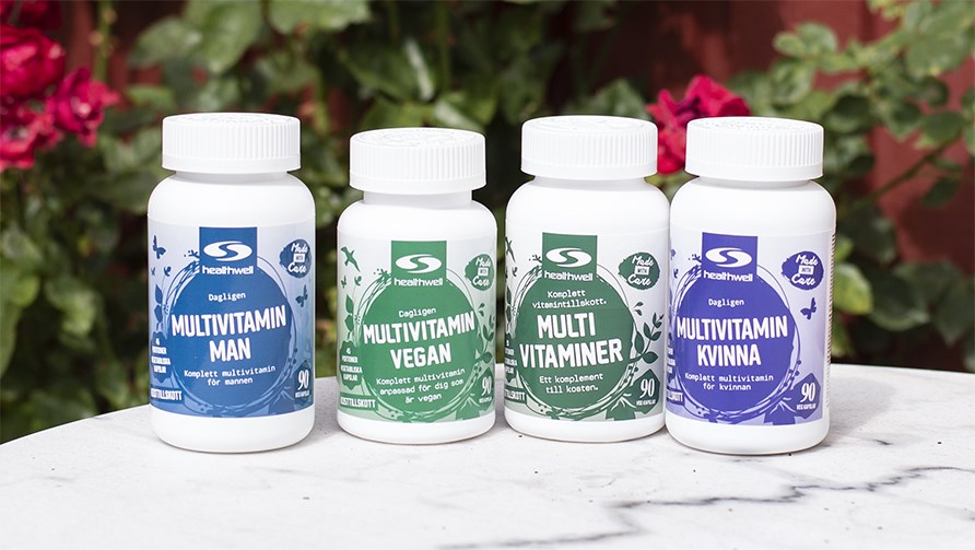 Healthwells nelj erilaista monivitamiinia asetettuna vierekkin. 