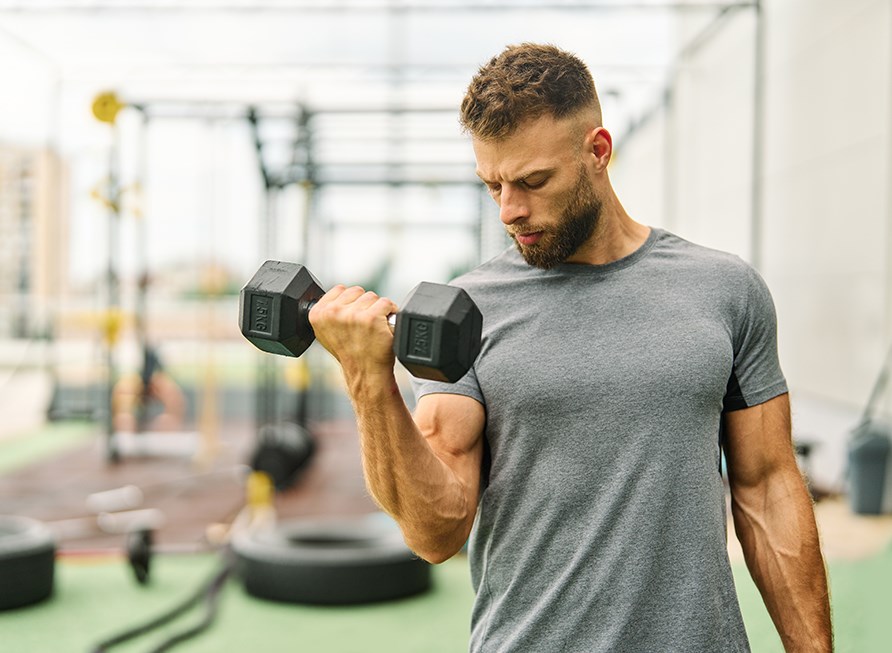 Bodybuilder penkkipunnerruksessa Bodybuilder penkkipunnerruksessa