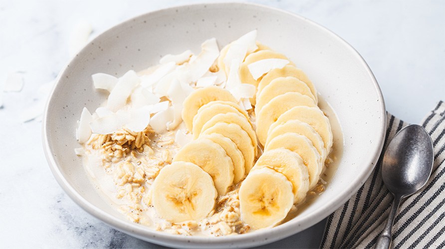 Kaurapuuroa banaanilla ja kookoslastuilla.