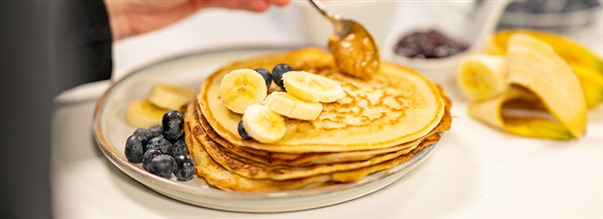 Proteiinipannukakut maaphkinvoilla ja banaanilla