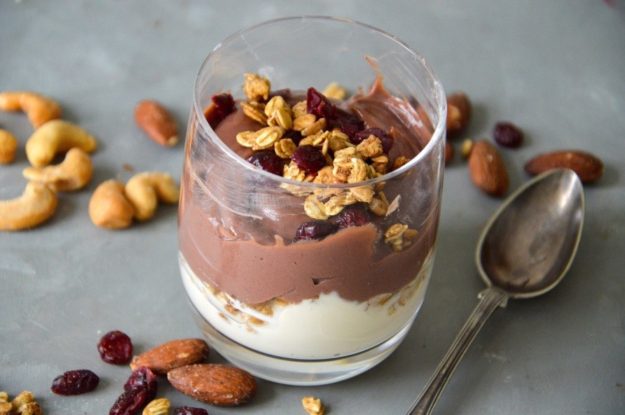 Proteiinivanukas granolalla lasissa. Pydll mys phkinit.