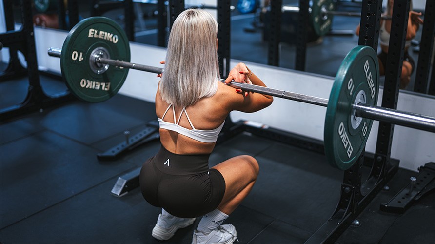 Nainen tekee etukyykky.